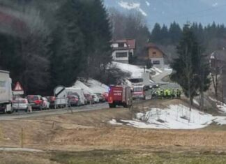 Unfall auf der B83: Lenker kracht gegen Baum