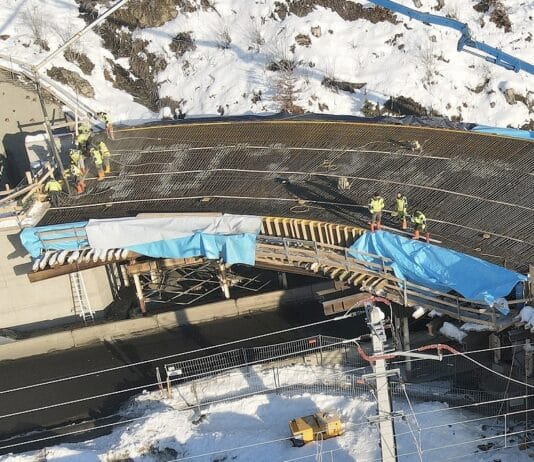 Unfall auf der Auffahrrampe: LKW Fahrer erlitt Verletzungen im Brustbereich