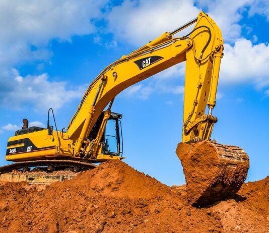 Unbekannte zapften 180 Liter Diesel aus Bagger und Planierwalze