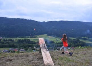 Traditionell zum Sommerbeginn am 23. Juni wurden in St. Lorenzen und in Jadersdorf im Gitschtal glühende Holzscheiben ins Tal geworfen – Schibele Scheibele!