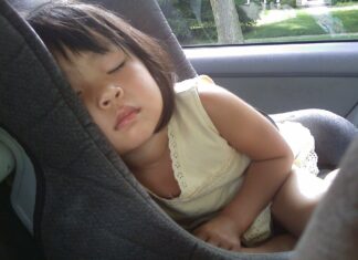 Hitzefalle: Kinder auf keinen Fall alleine im Auto lassen!