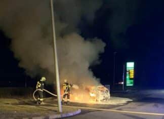 Frauen sprangen aus brennendem Auto: Feuerwehr im Einsatz