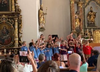 Kindergartenkinder nehmen Abschied