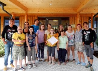 Übergabe einer Veeh-Harfe von Radlwolf und Michi Kurz an die AVS-Tageswerkstätte St. Daniel