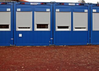 Elektrowerkzeug im Wert von über 10.000 Euro aus Baustellencontainern gestohlen