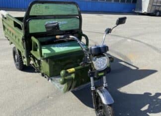 Frau (24) kracht mit Kopf gegen Traktor