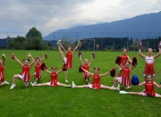 Cheerleader beim Fußballspiel “FC Hermagor gegen SV Dellach/Gail”