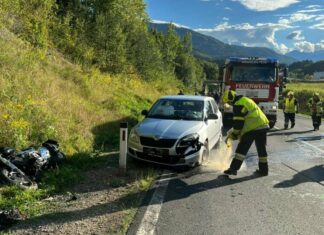 Schwerer Sturz: Motorradfahrer schlitterte in entgegenkommendes Auto