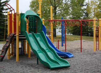 Weshalb Kinder unbedingt wieder mehr draußen spielen sollten