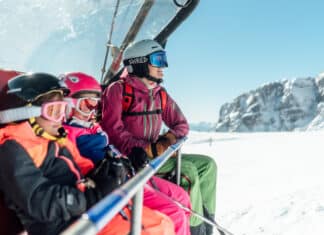 Sicherheitsbügel zu früh geöffnet: Fünfjähriges Kind stürzte aus Sessellift