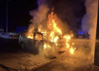 FF Hermagor rückte am Heiligen Abend aus: Auto im Vollbrand