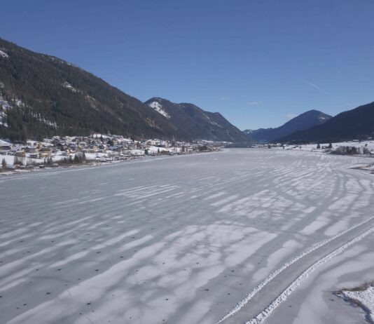 Eismeister mit Hund am Weißensee ins Eis eingebrochen – Warnung vor Betreten der Eisfläche