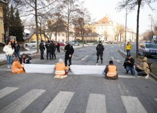 “Klima-Kleber” Straßenblockade in Klagenfurt