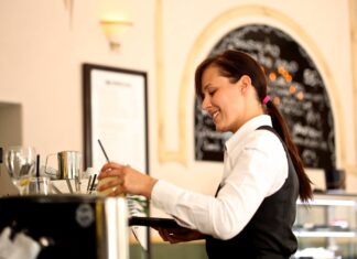 Mehr Gehalt: So viel Geld gibt es in Zukunft im Hotel- und Gastgewerbe