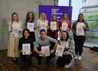Wortgewandt: Das war der 70. Kärntner Jugendredewettbewerb! Landesjugendredewettbewerb - Auf dem Stockerl: Sophie Bugelnig (1.), Stella Wulz (2.) und Alina Pinter (3.) – auf dem Foto die 3 nebeneinander hinten (2., 3., 4. v. l.) – und Emilia Schmölzer (1., vorne links)