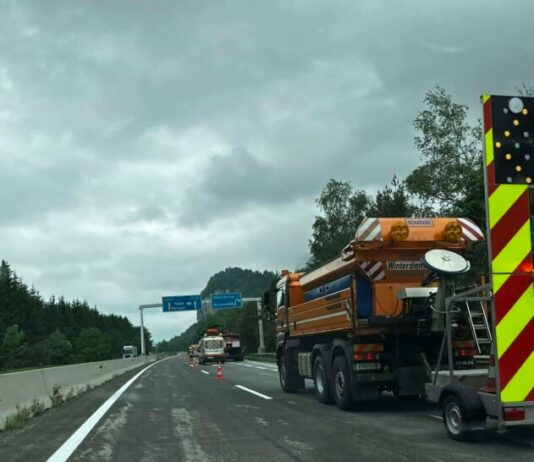 Großeinsatz auf der A2: Zwei Verletzte bei Busunfall