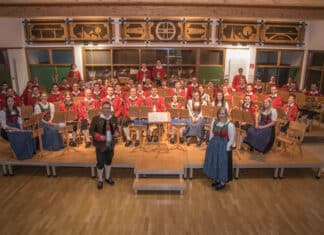 Bauernkapelle St. Lorenzen: Ein musikalischer Blumenstrauß zum Muttertag…