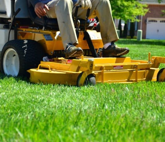 Schwerer Rasenmäherunfall: 80-jähriger Pensionist verletzt