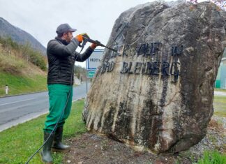 Ortsbildpflege – Bürgermeister legt Hand an