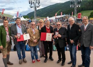 Wenn die Musi spielt: LH Kaiser zeichnete Josef Adlmann und Walter Egle mit „Großem Ehrenzeichen des Landes Kärnten“ aus