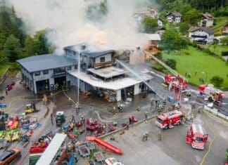 Großbrand bei Landmaschinen Gailer in Kötschach-Mauthen: 290 Einsatzkräfte von 21 Feuerwehren im Einsatz