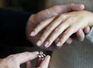 An welcher Hand trägt man den Verlobungsring und Ehering?