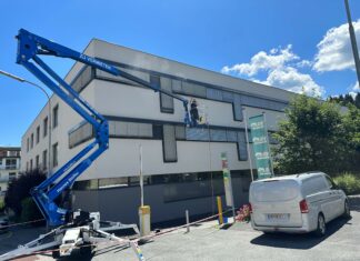 Mit Hilfe der flexiblen Arbeitsbühne Unwetterschäden reparieren!