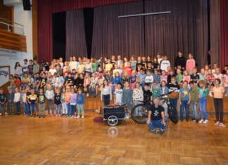 Theater mal anders: Puppenspieler besucht Volksschulkinder