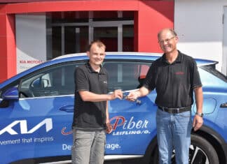 Schlüsselübergabe im Autohaus Piber