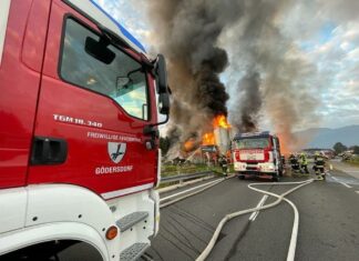 Lagerhallenbrand in Hart