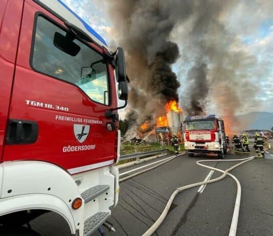 Lagerhallenbrand in Hart