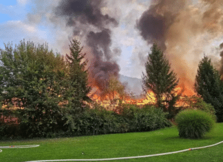 Großeinsatz der Feuerwehren: Lagerhalle steht in Vollbrand