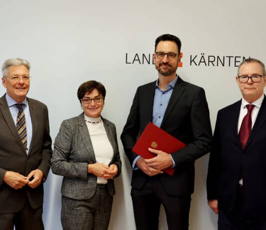 Offizielle Dekret-Übergabe an den neuen Leiter der Gesundheitsabteilung des Landes