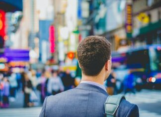 Jobverlust und Neuanfang: Wie man nach einer Kündigung wieder Fuß fassen kann