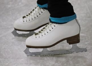 Direktorin sammelt Eislaufschuhe für ihre Schüler – lieb!