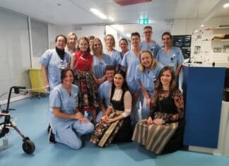 Intensivpatientin besucht mit Pflegeteam ihren Maturaball