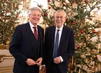 Kärntner Christbaum erstrahlt als Zeichen der Hoffnung in der Wiener Hofburg