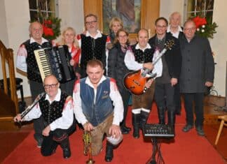 Stimmungsvolle Oberkrainer-Musik in der Schneerosenkirche
