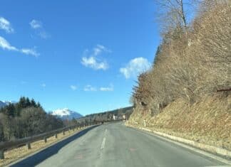 Schwerer Verkehrsunfall auf der B111 zwischen Reisach und Kirchbach