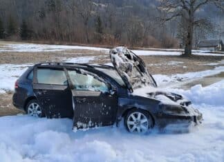 Fahrzeug brannte im eigenen Carport völlig aus