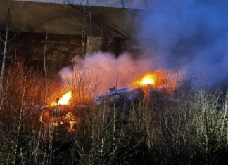 Schwerer Unfall auf A10: Lkw stürzt 30 Meter in die Tiefe