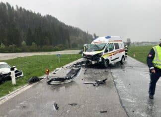 Verkehrsunfall mit Rettungswagen auf der B111