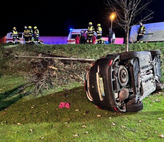 Verkehrsunfall auf der B 111: PKW überschlägt sich nach Alkoholfahrt