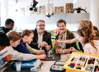 Kinderbetreuung im Sommer: Mamas tragen die Hauptlast, FiW bietet Unterstützung