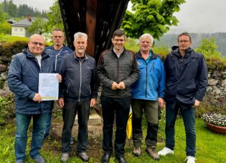 Weißbriach: Friedhofskreuz wird fachgerecht restauriert