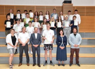 Überreichung der Finanzführerscheine am Bundesschulcluster Karnische Region