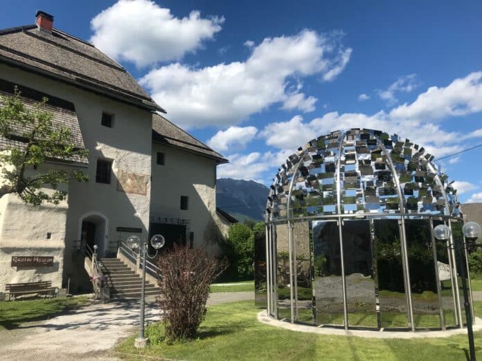 Bachmannkuppel vor dem Schloss Foto GM zVg
