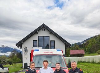 Neues Handfunkgerät für die Feuerwehr Mitschig: Firma marat übernimmt die Kosten.