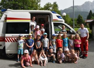 Die Teddybär-Ambulanz des Roten Kreuzes zu Besuch im KIGA Gundersheim
