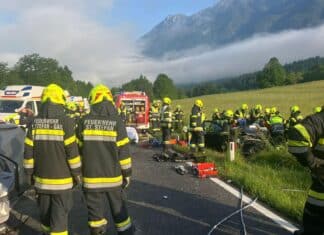 Schwerer Verkehrsunfall auf der B111 mit drei verletzten Personen